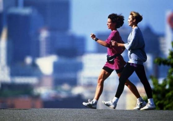 Đi bộ nhanh hay đi bộ chậm, ai có nhiều khả năng sống lâu hơn? Nghiên cứu cho thấy tuổi thọ của hai người có thể cách nhau 15 năm