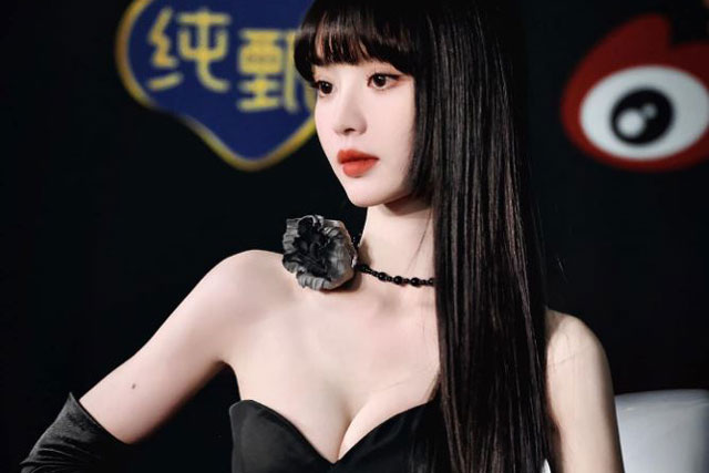 Không chỉ sở hữu khung cơ thể hoàn hảo, mỹ nhân xứ Trung còn có vòng 1 tự nhiên hút mọi ánh nhìn