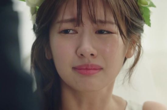 Đang đám cưới linh đình, người yêu cũ bất ngờ lao lên gào thét, tôi bình tĩnh giải nguy cho chồng khiến ai cũng phục