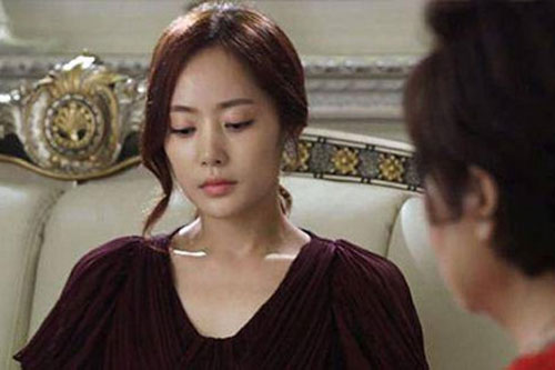 Chỉ lỡ tay làm vỡ kính bàn trang điểm của chị dâu mà mẹ tôi nhận được cái kết đau đớn