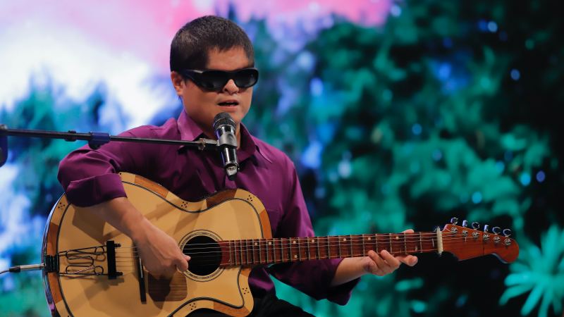 Nghệ sĩ đường phố khiếm thị hát để thoát kiếp nghèo