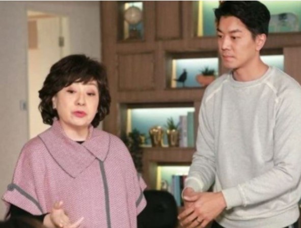 Khuyên con trai ly hôn rồi cưới vợ mới xinh hơn, bà mẹ hối hận tột cùng khi bước vào nhà con