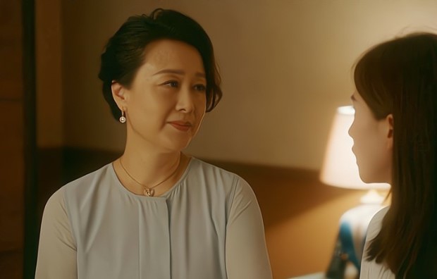 Đêm tân hôn mẹ chồng gõ cửa đưa cho một thứ, tôi cầm mà ngạc nhiên tột độ