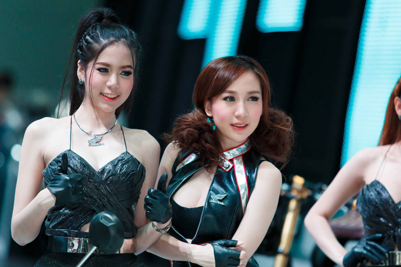 Mê mẩn với nhan sắc dàn mỹ nhân bên xe máy Honda