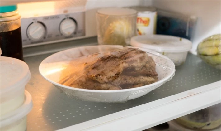 90% gia đình hiện nay bảo quản thịt còn thừa sau bữa ăn kiểu này trong tủ lạnh: Tưởng tốt hóa ra tạo cơ hội sản sinh chất gây ung thư - Ảnh 1.