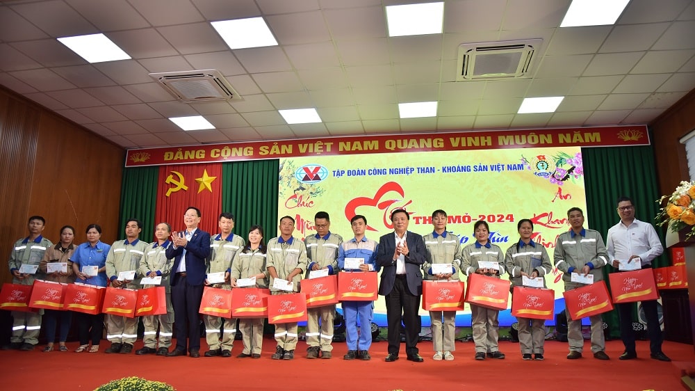 “Tết thợ mỏ” vùng Tây Nguyên: Mang Tết ấm đến gia đình người lao động