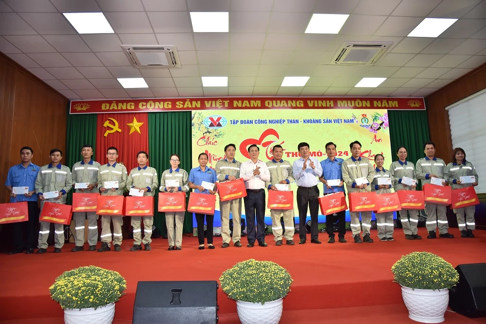 Lãnh đạo TKV và UBND tỉnh Đắk Nông trao quà Tết cho người lao động các đơn vị.