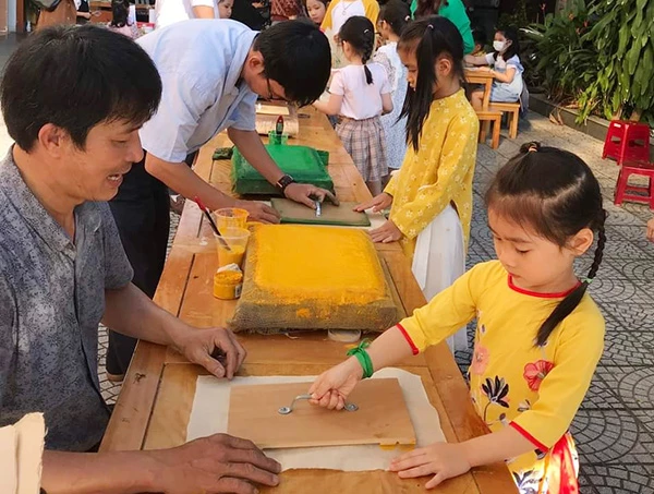 Trải nghiệm in tranh dân gian Đông Hồ tại Bảo tàng Mỹ thuật Đà Nẵng.