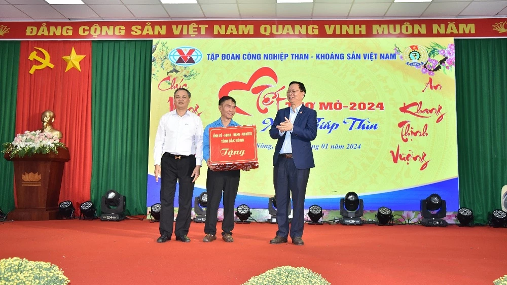 Lãnh đạo tỉnh Đắk Nông trao quà Tết cho đại diện người lao động Công ty Nhôm Đắk Nông.