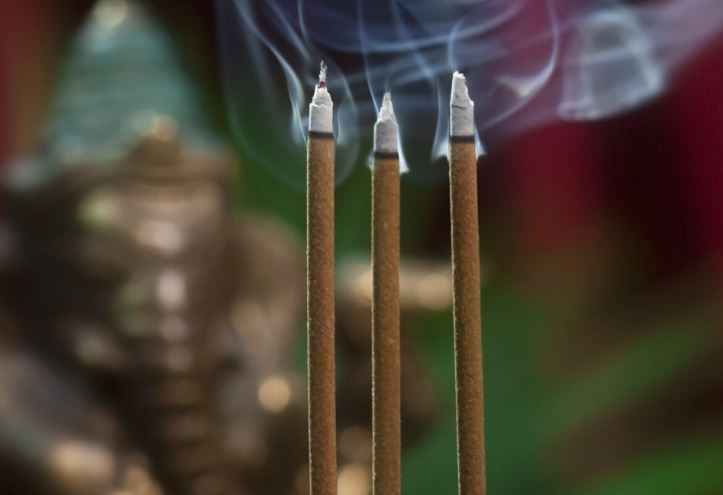 Tại sao lại thắp ba nén hương? Mỗi nén tượng trưng cho điều gì?