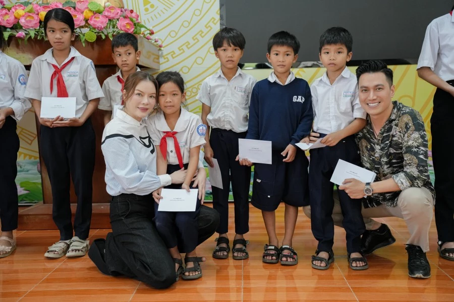 Lý Nhã Kỳ và diễn viên Việt Anh trong chuyến thiện nguyện tại Bình Định