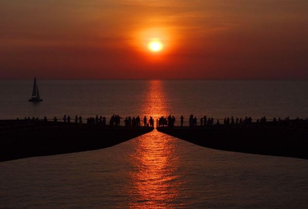 Ngắm loạt khoảnh khắc Cầu Hôn khiến du khách muốn xách balo ngay và đi