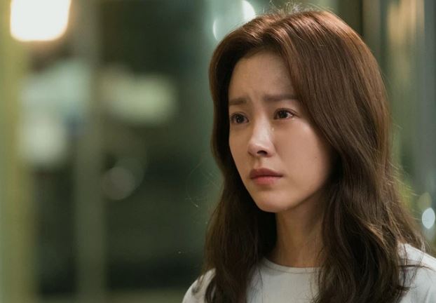 Đụng trúng người đàn ông trên đường, tôi thảng thốt nhận ra chồng cũ nhưng sợi dây chuyền trên cổ anh mới khiến tôi bật khóc