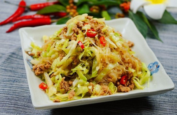 Rau này đang vào mùa, giá hơn 10.000 đồng/kg, đem xào với miến được món ăn sáng, trưa hay chiều đều ngon