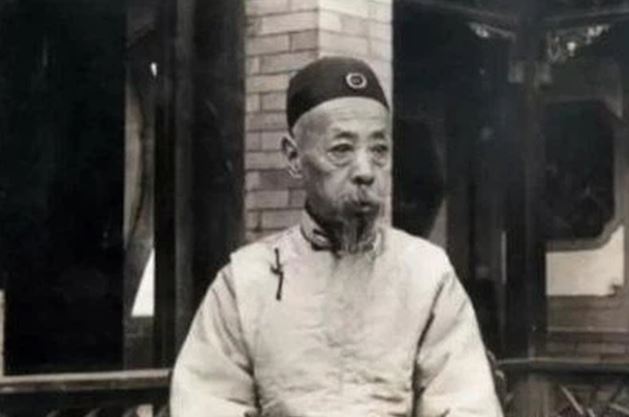 Tham lam ngang ngửa nhưng thông minh hơn Hòa Thân vài phần, viên quan Thanh triều dùng 1 mánh khóe, riêng tiền lãi tiêu cả đời không hết