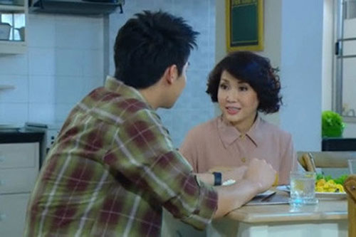 Ngã xe được mẹ chồng mang đồ ăn vào tận phòng, đến khi nghe được câu chuyện về đĩa cam mà em tủi thân phát khóc