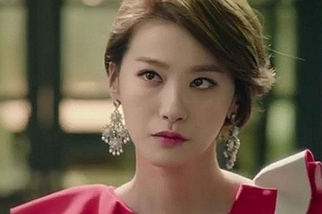 Thấy cô dâu bước ra khỏi xe tất cả mọi người đều phấn khích ngưỡng mộ nhưng ai ngờ cuộc hôn nhân chưa qua 49 ngày đã chấm dứt