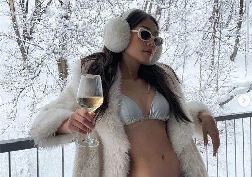 Hot girl người Việt 'náo loạn' trời tuyết Hokkaido với trang phục bikini, danh tính không hề xa lạ