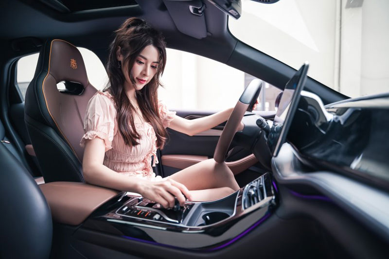 Hot girl khoe thân hình nuột nà, nhan sắc tựa tiên nữ bên xe hơi