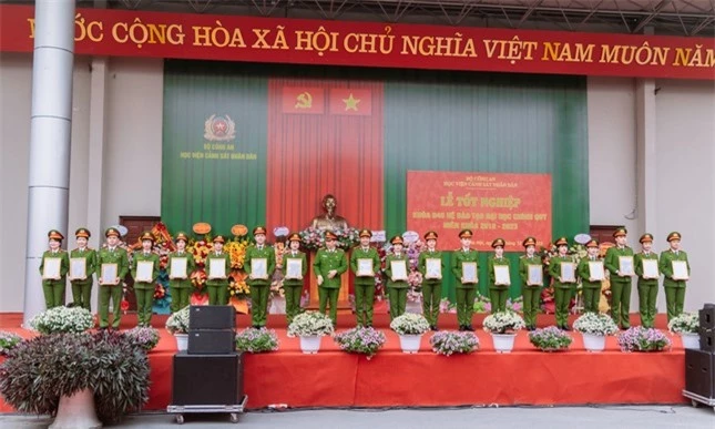 'Bông hồng thép' xứ Huế đạt danh hiệu thủ khoa của Học viện Cảnh sát Nhân dân ảnh 3
