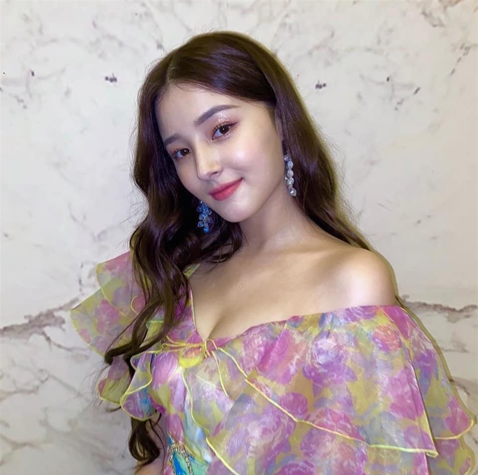 Cô gái đẹp nhất thế giới 2023 trong những lần đến Việt Nam ảnh 11