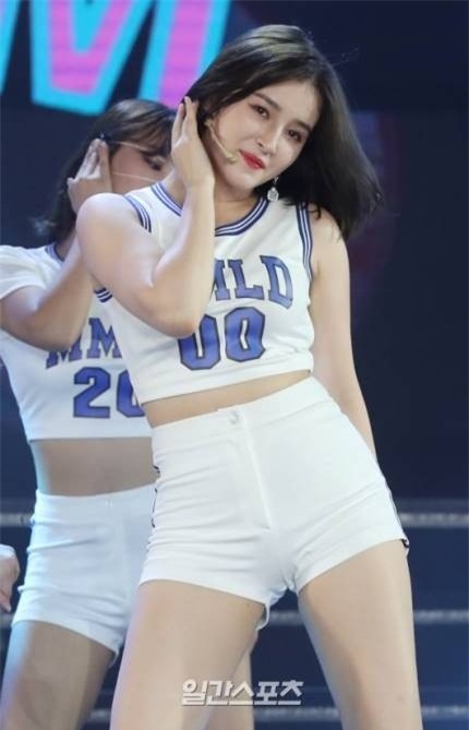 Cô gái đẹp nhất thế giới 2023 trong những lần đến Việt Nam ảnh 15