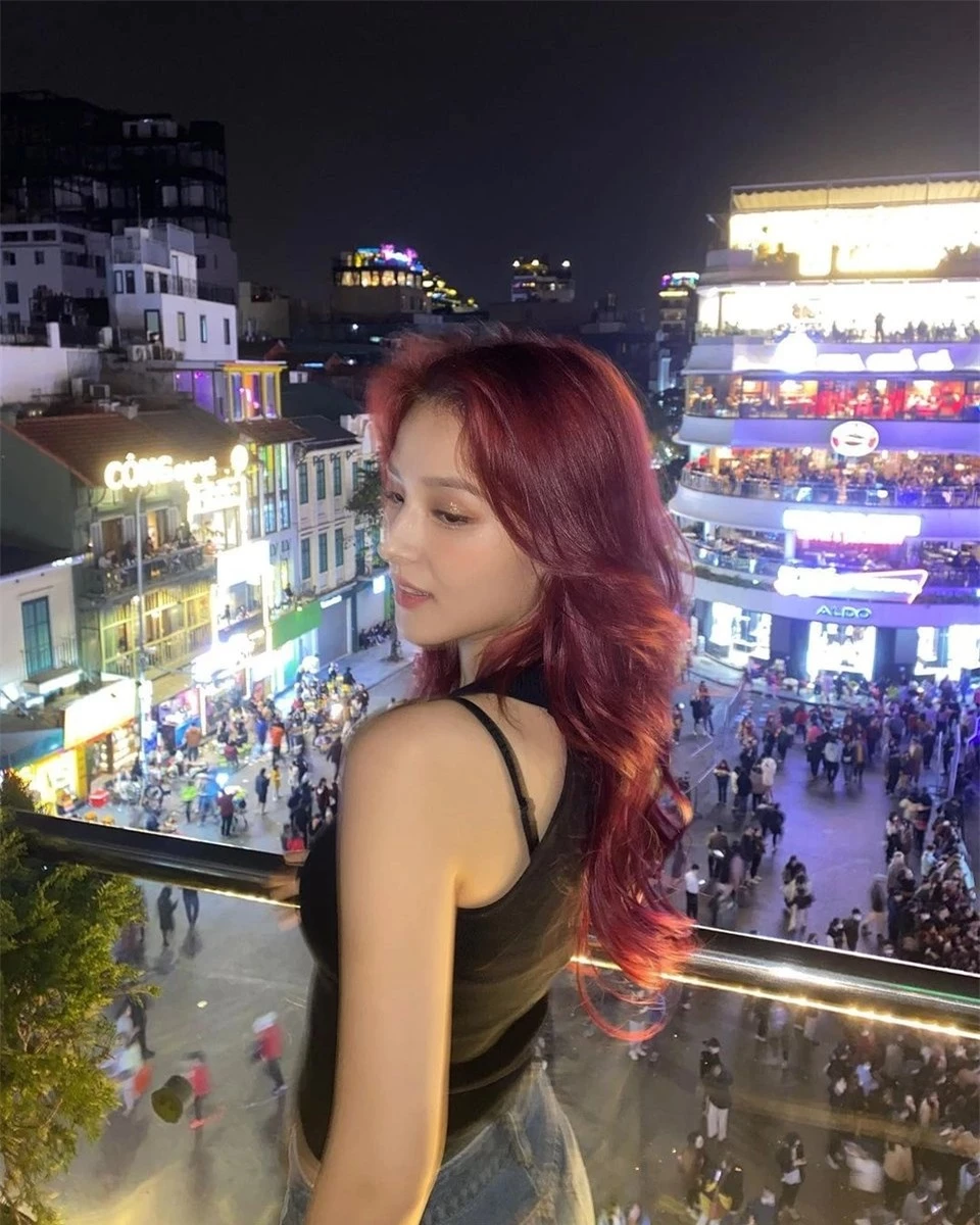 Cô gái đẹp nhất thế giới 2023 trong những lần đến Việt Nam ảnh 3
