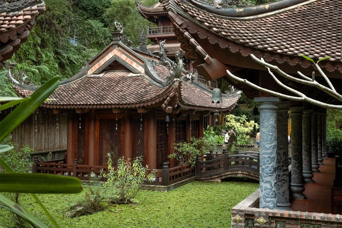 Hệ thống mái chùa nhiều lớp với mái ngói đặc trưng tạo hình rồng phượng nguy nga.