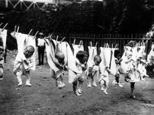 Chùm ảnh hiếm khiến phụ huynh thời hiện đại ngỡ ngàng về cách trẻ em thời xưa được trông giữ 'cẩn thận'