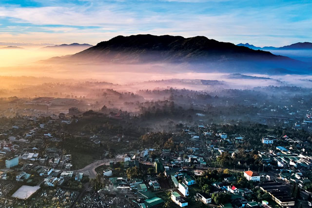 Trên cao nguyên trà có một ngọn Linh Sơn