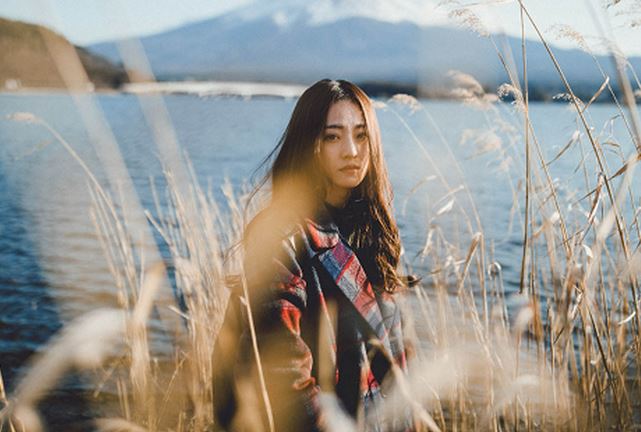 Nhìn con gái nức nở bên cọc tiền 500 ngàn, tôi liều mình đến nhà chồng cũ trả lại, nhân tiện tuyên bố một câu khiến anh ta phải sững người