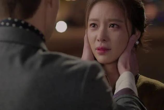 Đi họp lớp với bạn cũ ai cũng dẫn theo chồng, tôi vô tình nhìn thấy người đàn ông quen thuộc để rồi đứng không vững