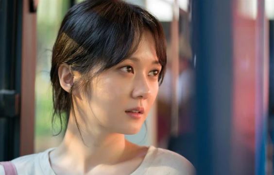 Thấy đôi tất cũ bị rách trong tủ quần áo của người yêu, tôi định vứt đi thì anh gào lên oà khóc