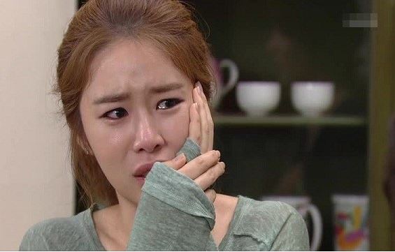 Lén lút giấu bạn trai để gặp người cũ, nửa đêm tôi nhận được cái tát như trời giáng