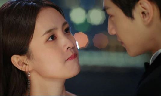 Hẹn gặp người yêu cũ ở nhà hàng, tôi đứng tim khi nhận ra người giả danh phục vụ bê món