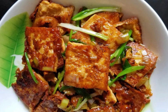 Cách nấu đậu phụ sốt hành lá này siêu ngon mà đơn giản