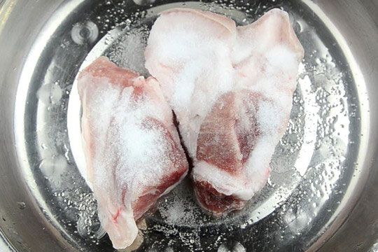 Ngâm thịt ngay trong nước khi rã đông là một sai lầm lớn! Đầu bếp hướng dẫn bạn mẹo rã đông thịt sạch và khử mùi tanh