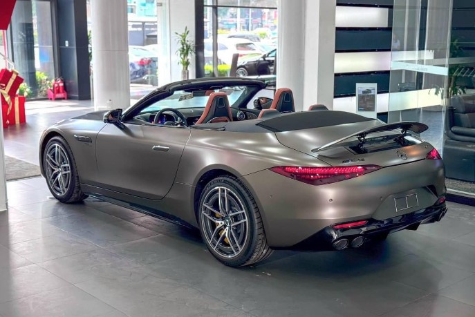 Xe mui trần Mercedes-AMG SL 43 về đại lý Việt Nam, sẵn sàng đối đầu Jaguar F-Type, Porsche 911