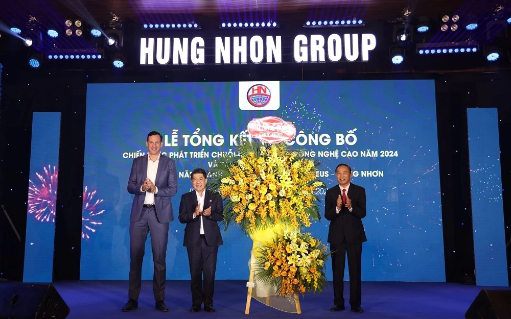 Thứ trưởng Bộ NN&PTNT Phùng Đức Tiến (bên phải) chúc mừng sự hợp tác của Tập đoàn Hùng Nhơn và De Heus.