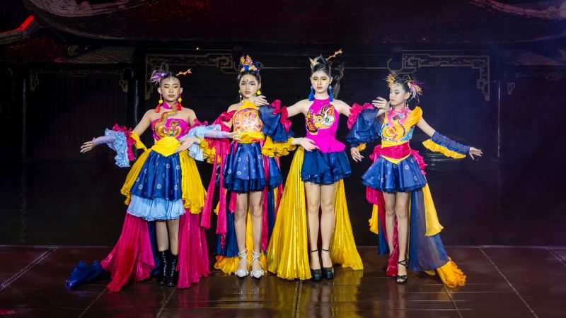 NTK gen Z gây ấn tượng với show diễn giao thoa giữa thời trang và nghệ thuật múa rối dân gian