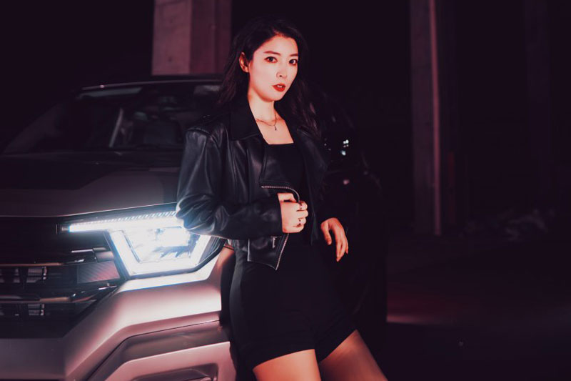 Vẻ cá tính của người mẫu bên xe SUV địa hình