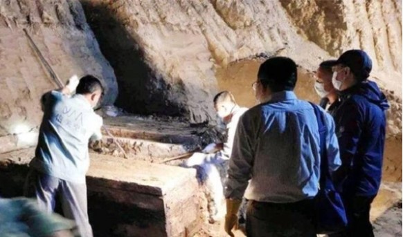 Nhóm công nhân đào trúng mộ cổ, hoảng sợ đến mức ngã quỵ khi đọc hàng chữ trên tấm bia mộ