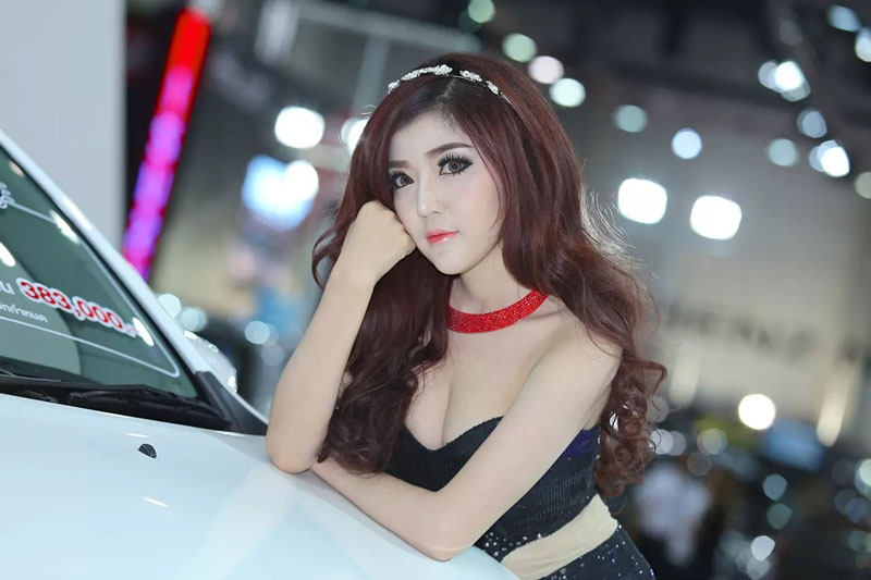 Ngắm nhan sắc dàn mỹ nhân bên xe Mitsibishi