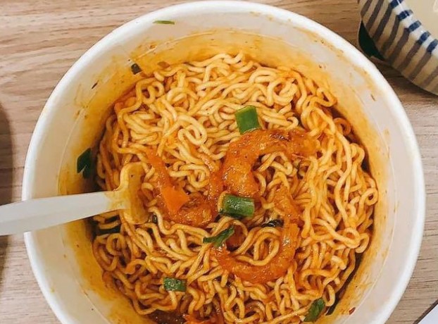 Vì sao mỳ ăn liền được gọi là mỳ tôm dù không có con tôm nào? Thương hiệu mỳ đầu tiên của Việt Nam là gì?