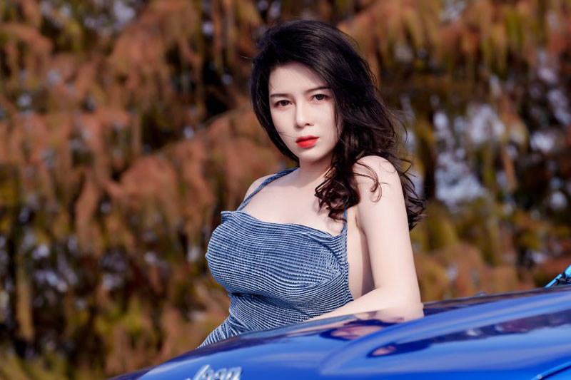 Thân hình 'chuẩn không cần chỉnh' của người mẫu bên xe Jeep