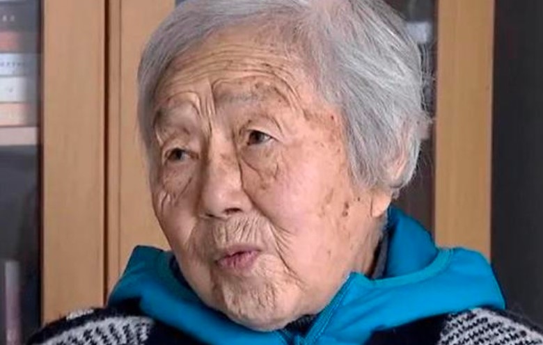 Cụ bà có tài sản 17 tỷ đồng, lương hưu 35 triệu đồng/tháng nhưng mỗi ngày chỉ ăn cháo và dưa chua, cảnh sát đến nhà phát hiện sự thật