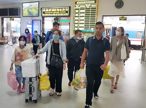 Hành khách xuống ga Đà Nẵng sáng 22/1/2024, về quê đón Tết Nguyên đán Giáp Thìn 2024.