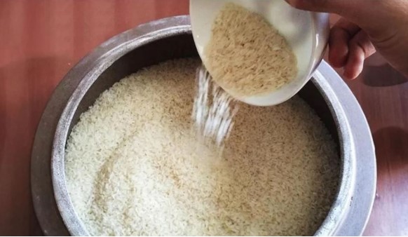 Vì sao nói "Gạo trong thùng gốm giàu 3 họ, gạo đựng thùng nhựa khó 3 đời", sai lầm rất nhiều nhà mắc