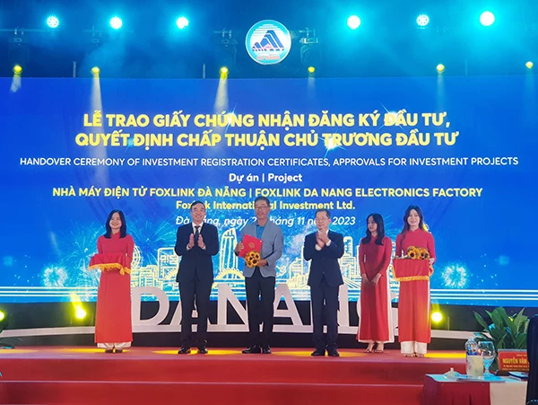 TP Đà Nẵng trao giấy chứng nhận cho các nhà đầu tư trong năm 2023.