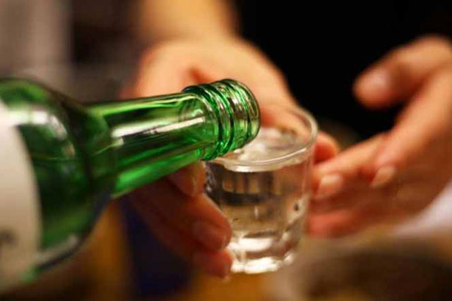 Loại nước giá vài nghìn giúp giải rượu cho phái mạnh lại dưỡng da trắng mịn cho chị em trẻ mãi